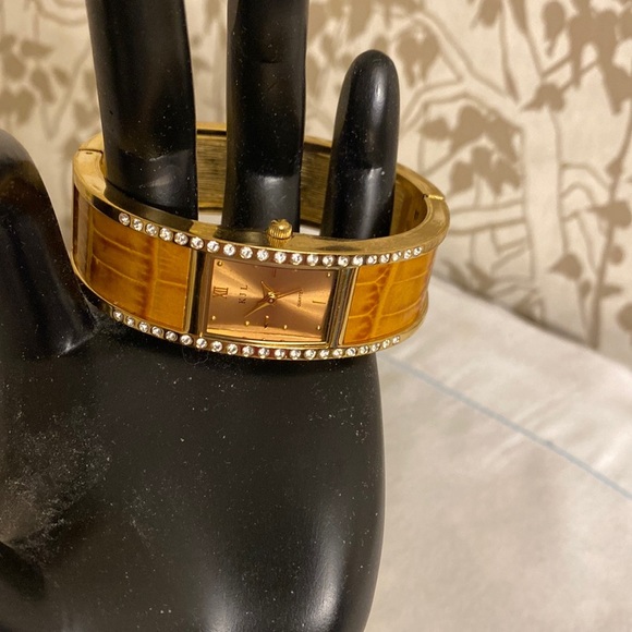 Vintage KJL bangle watch ? Leather around bangle& a little bling  ! SIZE small - Picture 7 of 8